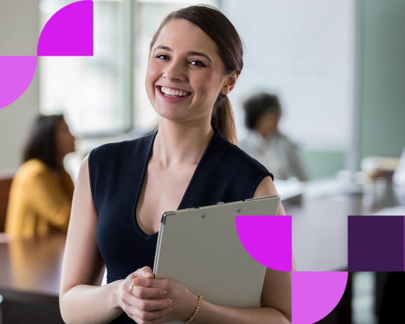 mulher auxiliar administrativo segurando uma prancheta