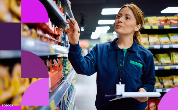 Estoquista analisando prateleira de supermercado