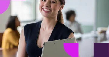 mulher auxiliar administrativo segurando uma prancheta