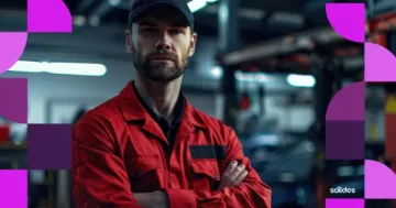 Homem com barba e boné preto, vestindo um macacão vermelho de trabalho, posa com os braços cruzados em uma oficina ou ambiente industrial ao fundo desfocado. Nas laterais da imagem, há grafismos geométricos em tons de roxo e rosa com o logotipo da Sólides no canto inferior direito.