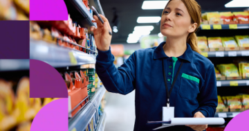Estoquista analisando prateleira de supermercado